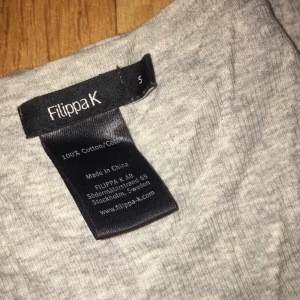 GRÅTT FILIPPA K LINNE / storlek S - Säljer ett grått Filipp K linne i storlek S. Säljes pga av att det inte används. 100 riksdaler tack!
