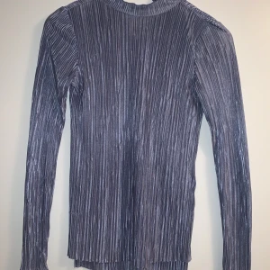 Topp från Gina Tricot  - Topp från Gina Tricot, nyskick. Storlek XS. Först till kvarn på alla plagg, ingen budgivning. Ange vilket pris du skulle vilja köpa plagget för så kan vi komma överens om ett bra pris där båda blir nöjda. 