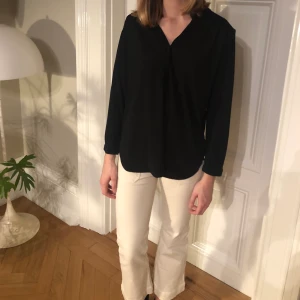 Filippa K Svart Skjorta  - En svart Filippa K skjorta i tunt material och bra kvalitet! Strl S, skriv för mer info! 