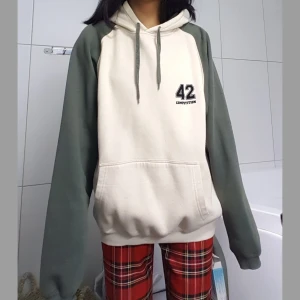 Vintage hoodie - INTRESSEKOLL! Älskar denna Men behöver pengar så säljer för bra bud. Det är storlek M herr men passar mig som är xs oversize. Äkta vintage. BUDA I KOMMENTARERNA! FRÅN 200(BUD PÅ 230KR)