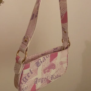 Väska  - Liten axelremsväska ifrån ASOS. Använd typ 2 ggr Max. Kan mötas upp i Göteborg eller om köparen vill stå för frakten.