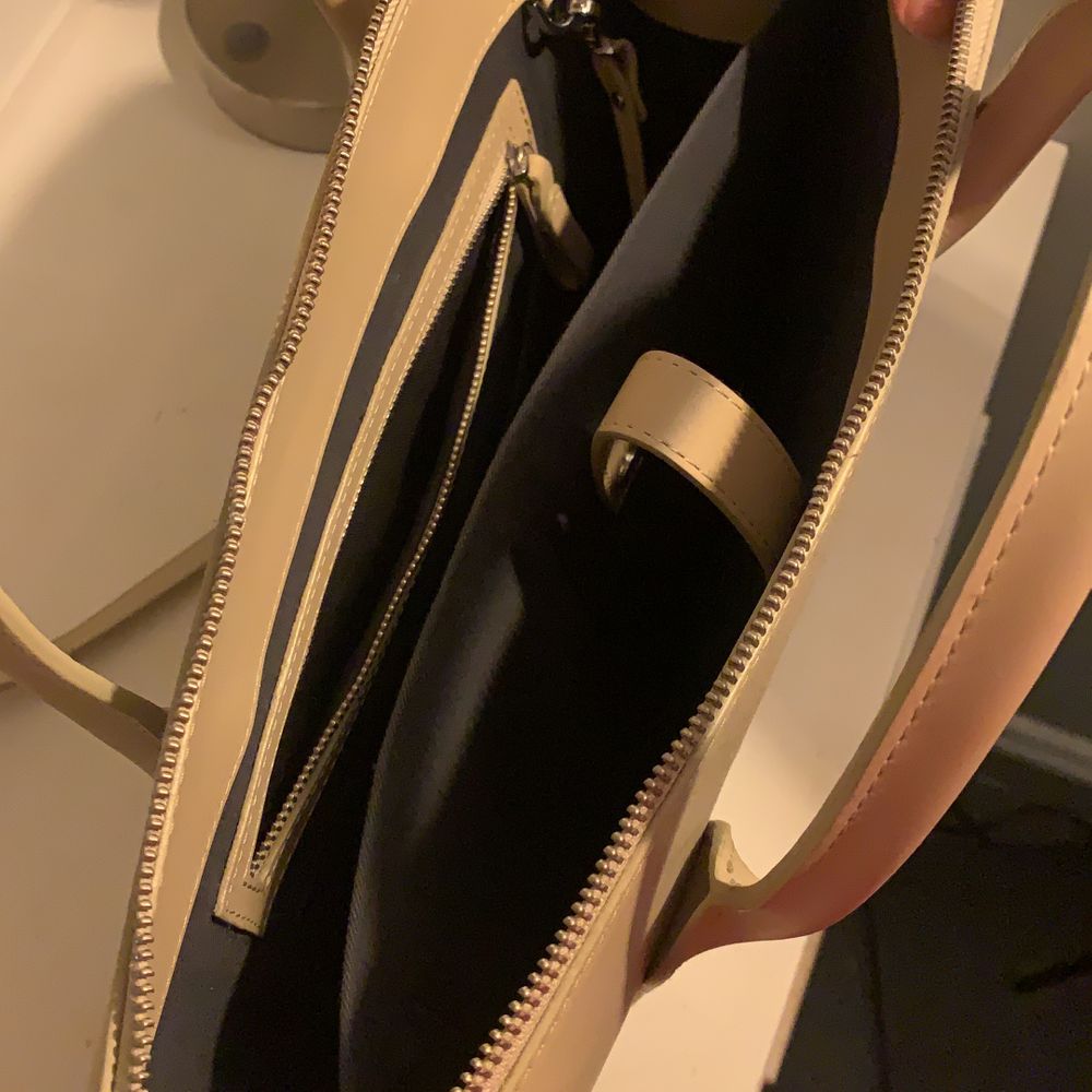Nyskick och köpt i somras, helt oanvänd. Nypris: 2995:-. Väskor.