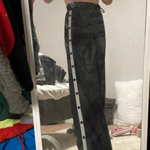 sånna här trackpants ni vet, köpare betalar frakt :) (vet inte märket tbh, och orkar inte gå och kolla men kan kolla vid intresse)