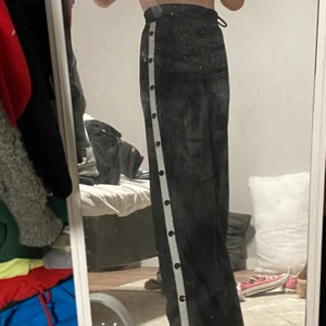 trackpants - sånna här trackpants ni vet, köpare betalar frakt :) (vet inte märket tbh, och orkar inte gå och kolla men kan kolla vid intresse)