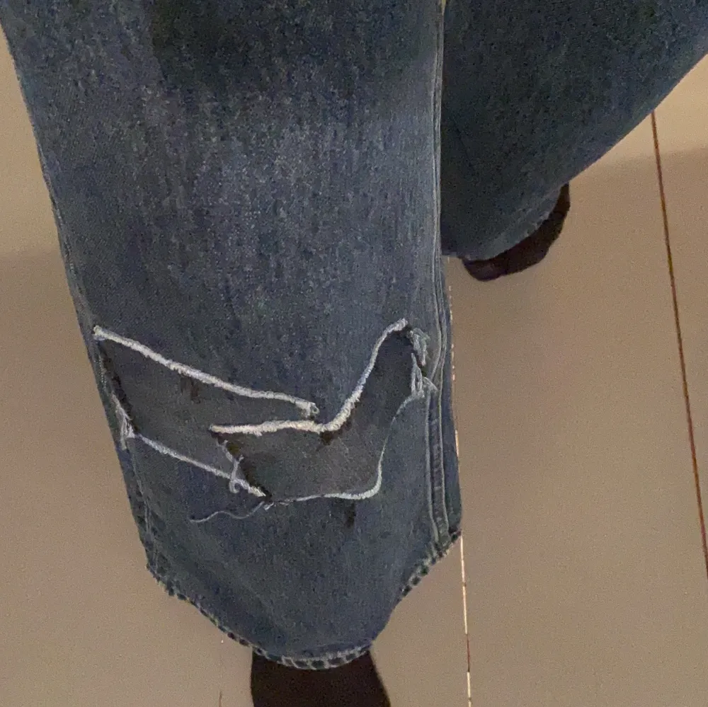 populära wideleg jeans i modellen ’ACE’ från weekday. två påsydda jeanslappar på höger knä. säljer dessa jeans endast pga att de är lite för korta och lite för stora i midjan (passar mig alltså inte och även därför använda få gånger). nypris är 500kr. kunden står för frakt (pris kan variera) och betalning sker via swish. står inte för postens slarvfel. BUDA I KOMMENTARERNA 😃😃😃😃. Jeans & Byxor.