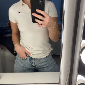 Piké - Basic piké från Hollister. Kan tänka mig att den kan bli superfin om man klipper av den, som jag visar på andra bilden🥰 Den är i storlek XS men i en väldigt stretchig modell så skulle säga att den även passar S/M
