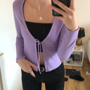 Kofta - Jätte mysig kofta. Säljer då jag har en till i vit och dennq inte används. En liten ”repa” i tyget på baksidan då jag fastnade i en dörr... Men det är inget som märks.