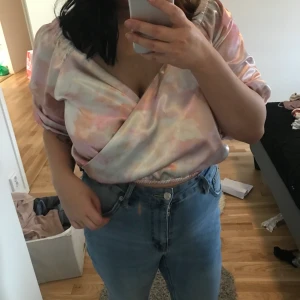 Rosa mönstrad tröja - Rosa tröja med ett svagt blommönster från bikbok. Materialet är lätt och den är bekväm att ha på sig.