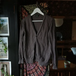 Mysig kofta  - Brun/lila mysig kofta i bomull från Isolde. Är storlek L men kan sitta snyggt oversize på mindre storlekar🤎