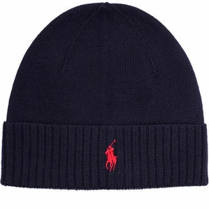 Ralph lauren mössa - Svart Ralph lauren mössa med röd logga. Köpt för ca 1,5 år sedan, i bra skick!! Skriv för egna bilder. Köpt för 500kr