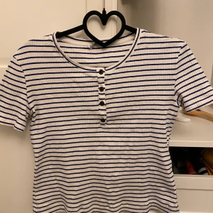 Randig tröja - Bara använd en gång köpt från Zara. Jättefin med knappr