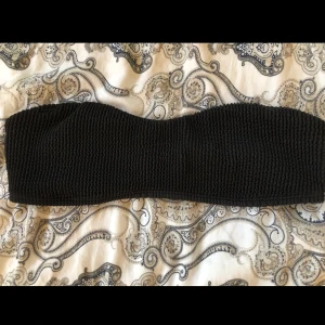 Bikiniöverdel - Säljer den här fina ribbade, bandeu-bikiniöverdelen. Den är från weekday i storlek S. Frakt ingår i priset 