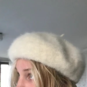 Supergullig basker - Så söt fluffig basker i angora- och ullmix! Perfekt nu när det är lite kyligt🥰 FRI FRAKT :)