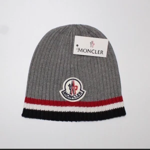 Moncler mössa - grå moncler mössa, one size... frakt för 39 kr