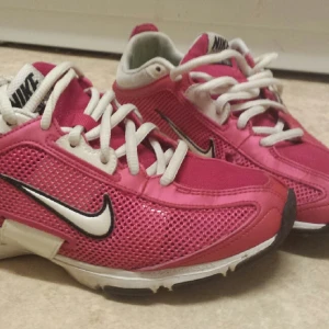  - Snygga ceriserosa sneakers från Nike. Inte slitna alls!