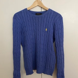 Ralph Lauren kabelstickad  - Använd, men i fint skick! Hoppas någon kan få mer användning för den än mig! Storlek M, normal i storlek. Köparen står för frakten😊