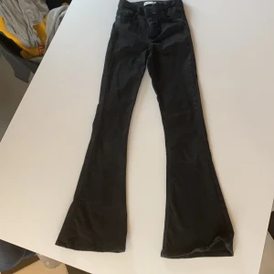 Utsvängda jenas från Gina  - Säljer dessa fina utsvängda byxor från Gina i storlek XS. De är knappt använda så de är i ett jättebra skick. KÖPAREN STÅR FÖR FRAKTEN