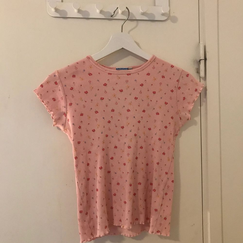 Blommig rosa tröja i barnstorlek 158/164, kommer inte ihåg vart den är köpt tyvärr men den är knappt använd. 30kr + frakt 😊. T-shirts.