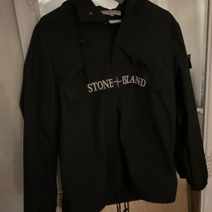 Stone island jacka - Super fin jacka som aldrig används.. den är i nyskick! (Inte äkta) kan skicka mer bilder vid intresse.