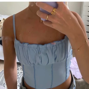 Blå topp - Så fin blå topp, endast använd en gång och i nyskick💖💖💖 Storlek S