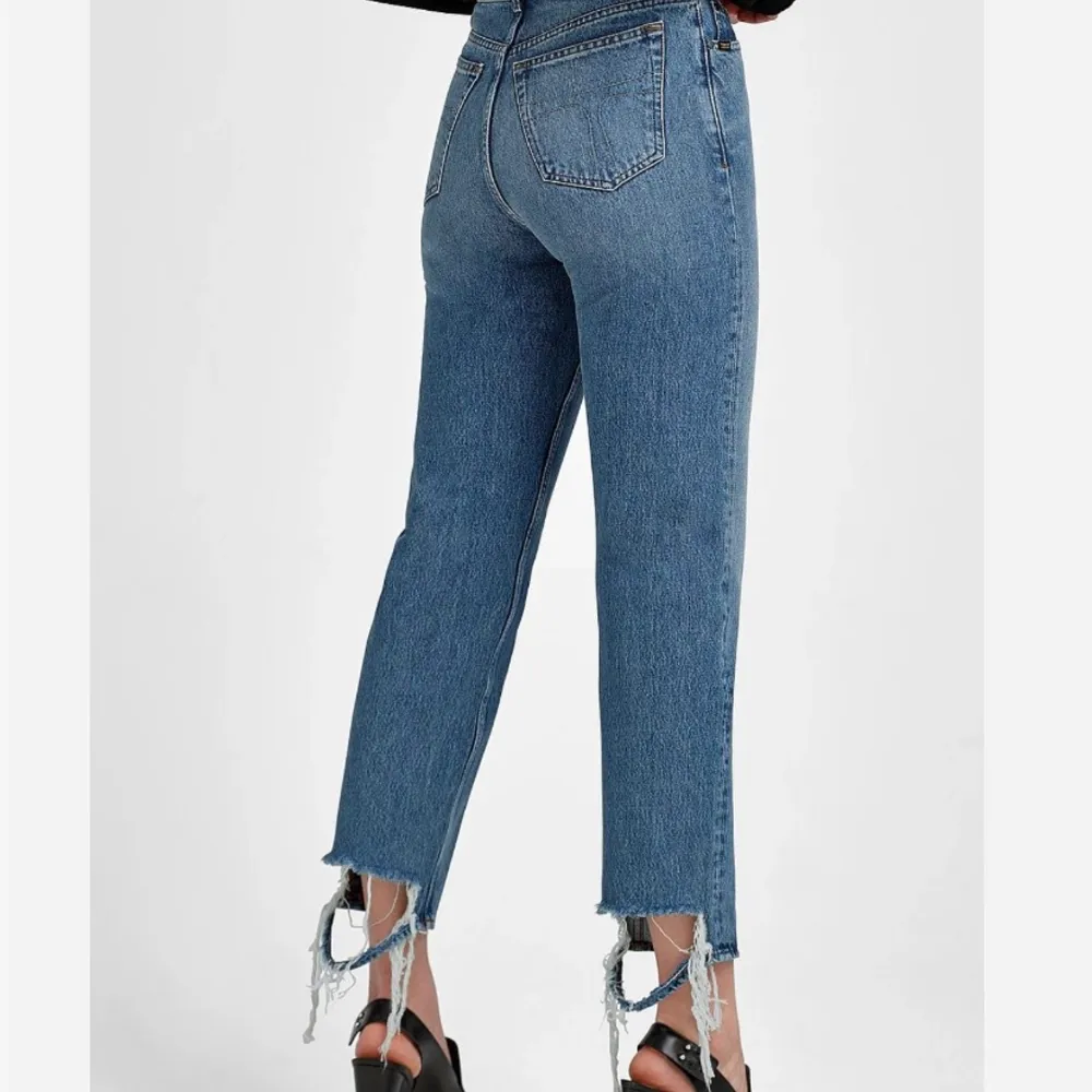 Säljer desssa superläckra jeans från T/J i storlek 29/32. De är i en mörkblå färg med slitningar på baksidan av anklagarna. Dessa är SÅÅÅ SNYGGA bakifrån! Önskar verkligen de passade. Använda ett fåtal gånger då de inte riktigt passade från början när jag köpte dem. Möjlighet att mötas upp i Stockholm annars står köparen för frakten på 79kr. Priset går att diskutera 😊. Jeans & Byxor.
