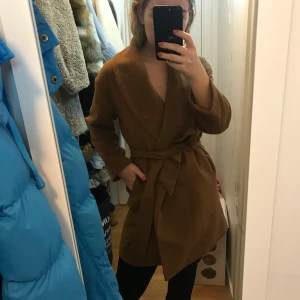 Brun kappa - Brun kappa från H&M strl 36, funkar för mig som har strl 38 i vanliga fall. Fint skick, knappt använd 