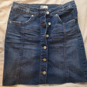 Jeanskjol - Jeanskjol från gina tricot som endast används typ 3 gånger. Är inte riktigt min stil längre så den letar efter ett nytt hem:) stretchigt tyg! 