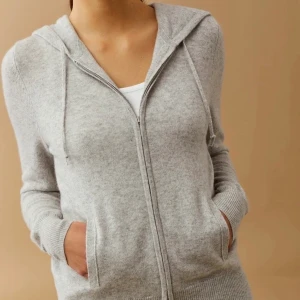 Kashmir sip hoodie  - Luvtröja i 100% Kashmir från Soft Goat. Nypris ligger på 2095kr. Sjukt sjukt skön och har inga fläckar/ slitningar. 9/10. Är i storlek L men tycker den är liten i storleken så jag skulle säga S/M. Skriv om du vill ha flera egna bilder eller har frågor:)🤠🙏🏼☕️