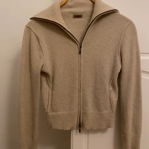 Cashmere kofta  - Beige cashmere kofta från Sand i bra skick, sitter som en S, pris kan diskuteras vid snabb affär 