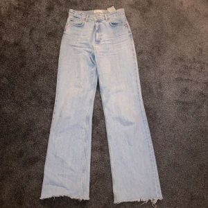 Populära zara jeans - Säljer nu mina zara jeans! Jag är 178 & dessa är väldigt långa i längden, vilket är super. Använd ett fåtal gånger, fortafarnde som nya. Går att klippa av i benen om man önskar kortare längd då de är fransade. Kontakta mig gärna i chatten om du har några frågor, även för fler & bättre bilder :) 