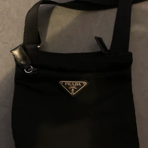 Prada axelväska - Säljer nu min fina Prada axelväska eftersom att den knappast används längre, 9/10 condition, inga synliga fel, kan stå för frakt vid snabb affär.