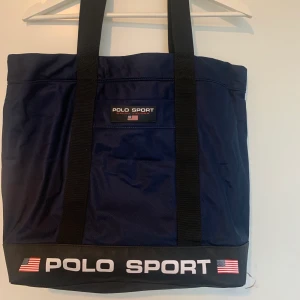 Polo sport väska  - Mörkblå väska, lite sliten på kanterna men annars i väldigt bra skick. 