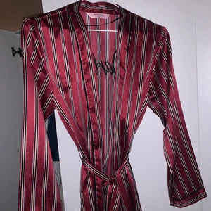 Blazer - Typ en blazer i siden material använd 1 gång. Säljs pågrund av att den inte används. Skit snygg att ha som pyjamas tröja eller med jeans och klackar om man ska ut. Sitter som en S