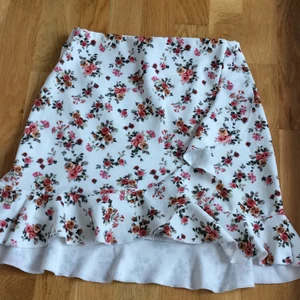 Söt kjol från Nelly - En söt och somrig kjol från Nelly. Sparsamt använd och i mycket bra skick. Köparen står för frakt