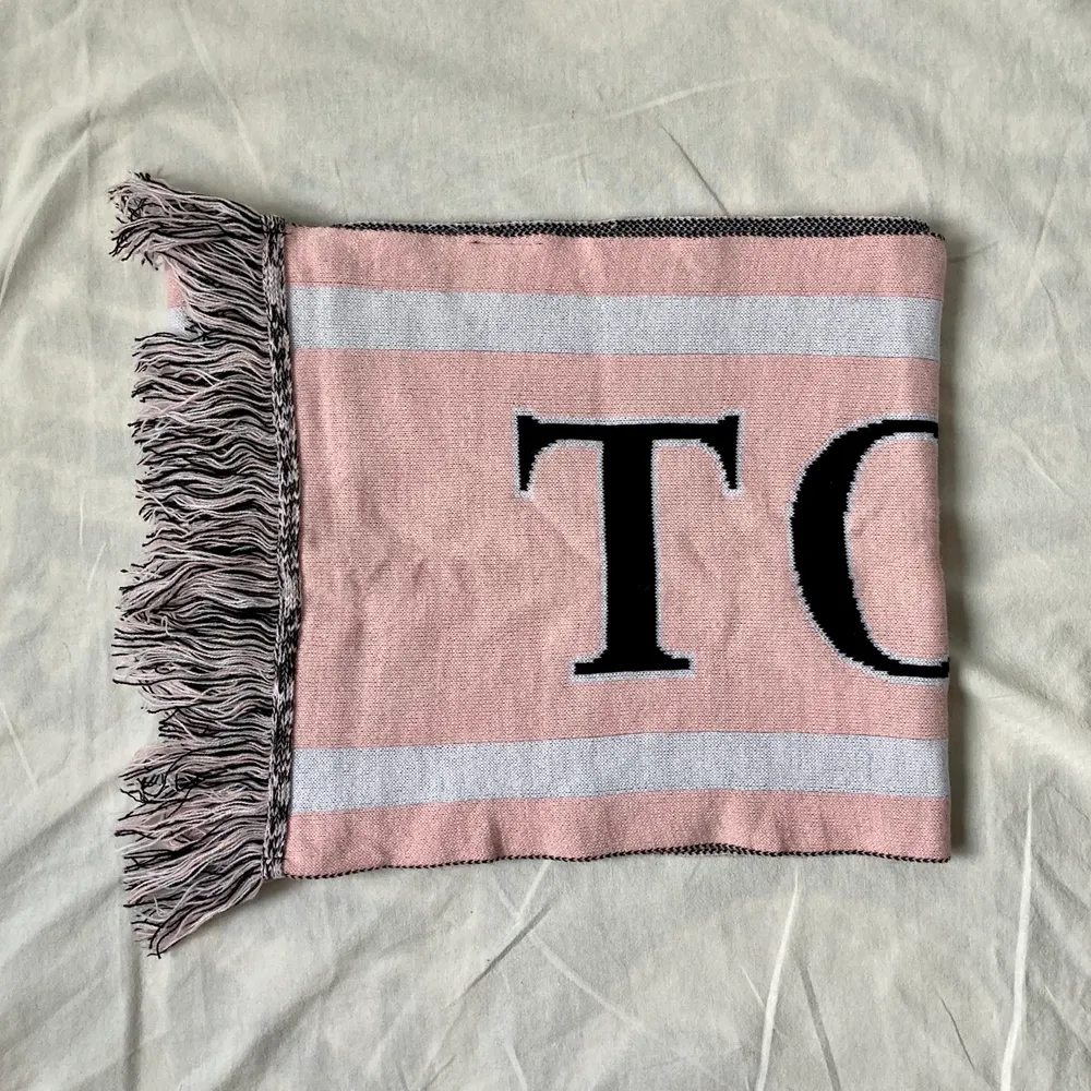 🌊 SUPER SOFT, THICK KNITTED SCARF FOR AUTUMN/WINTER. PINK, WHITEBAND BLACK FRAYED AT ENDS WITH TEXT ”TOGETHER” ACROSS.  • SIZE - 100cm • BRAND - Urban Outfitters • MATERIAL -   MY MEASUREMENTS • Height 161cm / 5'3