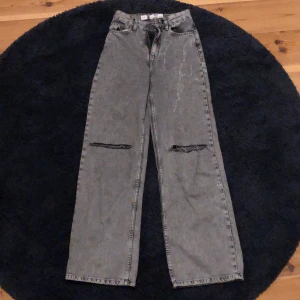 Bershka jeans - Bershka gråa jeans i stl 32. The 90’s denim. Endast använda 2 gånger. Jag är 166. Säljer dessa för att dem är lite för små. 