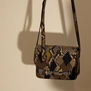 & Other Story  - Nypris 900kr... men säljer för 100kr. Pris kan diskuteras. 100kr exklusive frakt. Om köparen vill ha plagget fraktat rekommenderar jag spårbar frakt, men en får själv stå för kostanden👩‍❤️‍💋‍👩