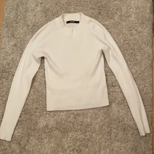Vit Stickad Tröja i strl XS - En vit nästan oanvänd stickad tröja ifrån BikBok. Köpt iår