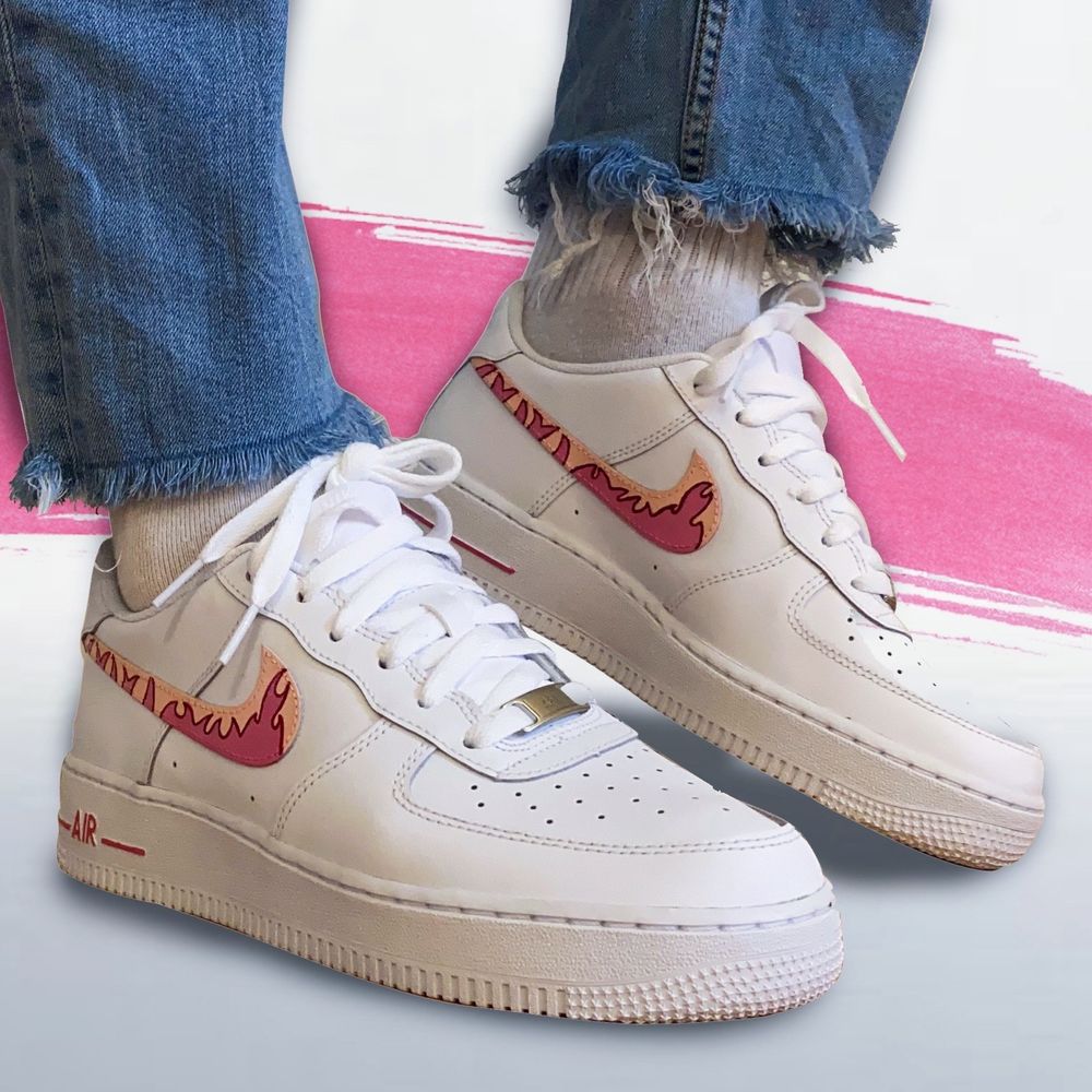 Tar emot beställningar och handmålar skor! Här är ett par Custom Nike Air Force 1 i färgerna ”Hot pink” och ”Salmon” - Helt nya och oanvända - Handmålade - Färgen är ”Crack & water resistant” - Storlek 39 men passar även 38 (sålda). Skor.