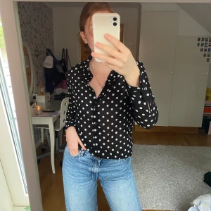 Prickig skjorta - Lätt genomskinlig prickig skjorta. Jag är 179 cm, 69 kg.   💘FRAKT INGÅR💘