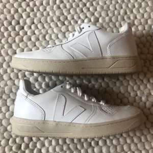 Veja sneakers - Jättefina veja sneakers som jag enbart testat inomhus. Säljes pga för små :(