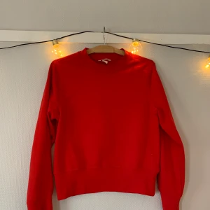 Sweater hm - Sweatshirt från hm. Knappt använd så jättefint skick. Sitter lite oversize på mig som är 161 och har XS.