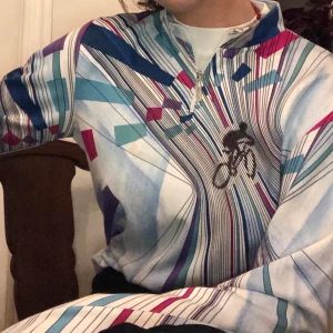 Sweatshirt - En skitsnygg college tröja från Humana! Skitsnygg att ha nu i höst och sticker ut från mängden. Perfekt att ha ute till vardags men även så skön att bara ha hemma. (Frakt tillkommer) 💖