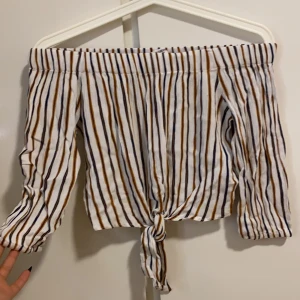 Sommar - En fin sommar tröja med (marinblå, vit , brun streck) aldrig använd