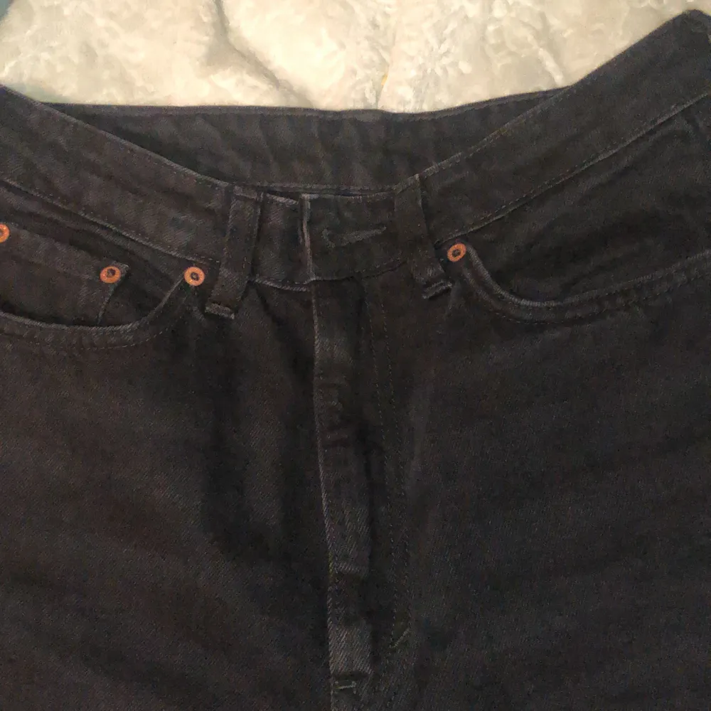 Ett par skit coola svarta jeans från weekday. Har bara använt 1-2 gånger då dom är för stora för mig. . Jeans & Byxor.