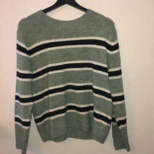 Stickad tröja  - Knappt använd tröja från HM