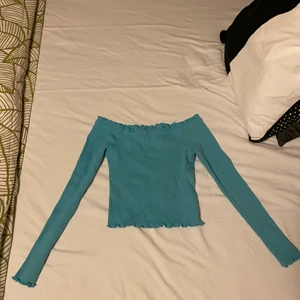 Blå off shoulder lång ärmad tröja från ginatricot i storleken S - Jätte fin off shoulder tröja från ginatricot aldrig använd