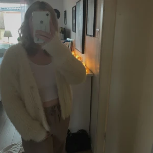 Kofta  - Mysig kofta ifrån bik bok i storlek M, super mysig men kommer aldrig till användning ✨