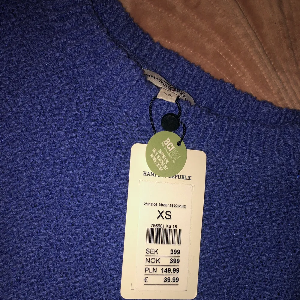 Oanvänd tröja från khappal med märket Hampton republic, ej använd pågrund av att den är lite liten på mig.. Tröjor & Koftor.