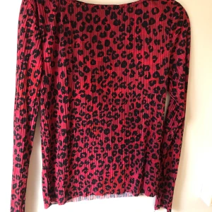 TOPP - Röd Leopard topp från Gina tricot💜